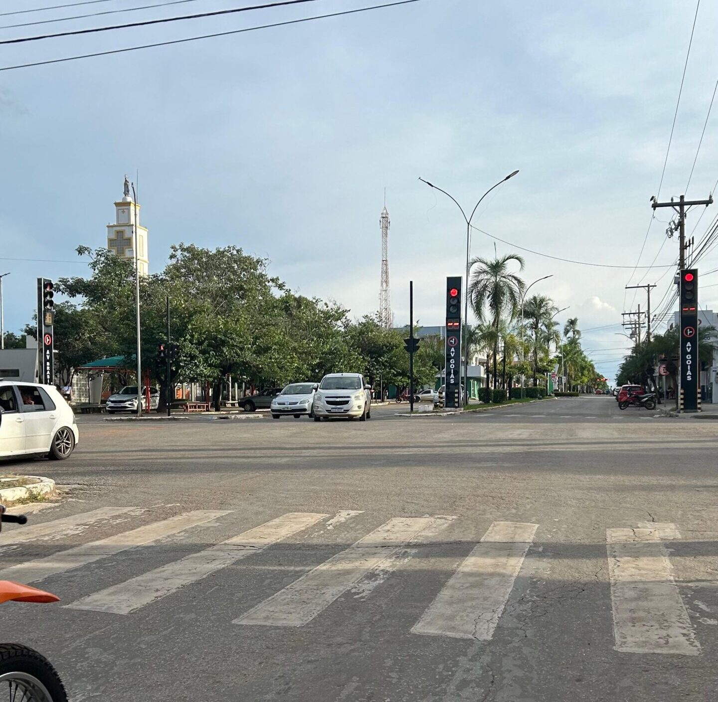Quinta-feira em Goianésia: Sol, Nuvens e Chuva Rápida