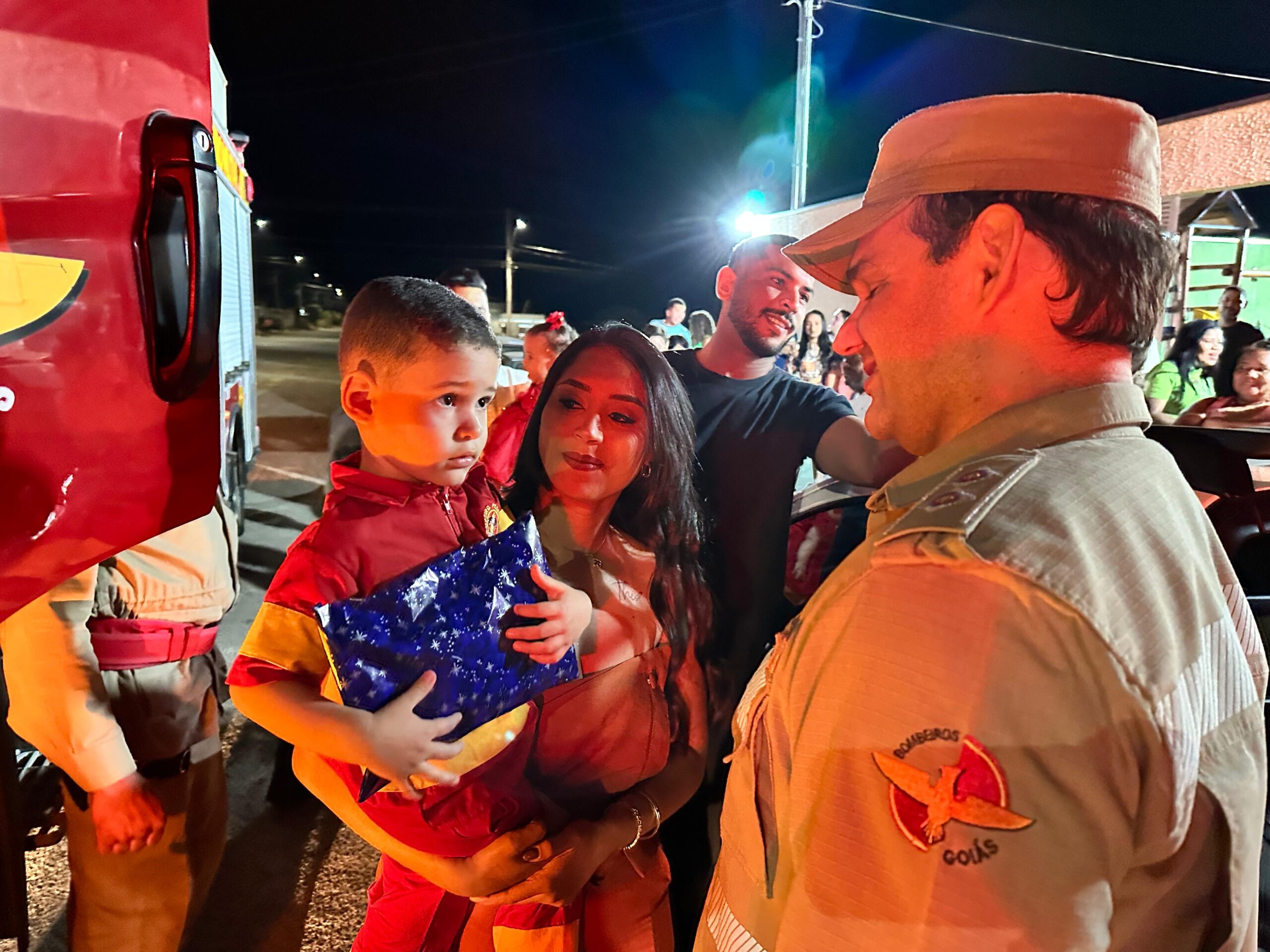Bombeiros realizam sonho de aniversário de garoto fã da corporação em Goianésia