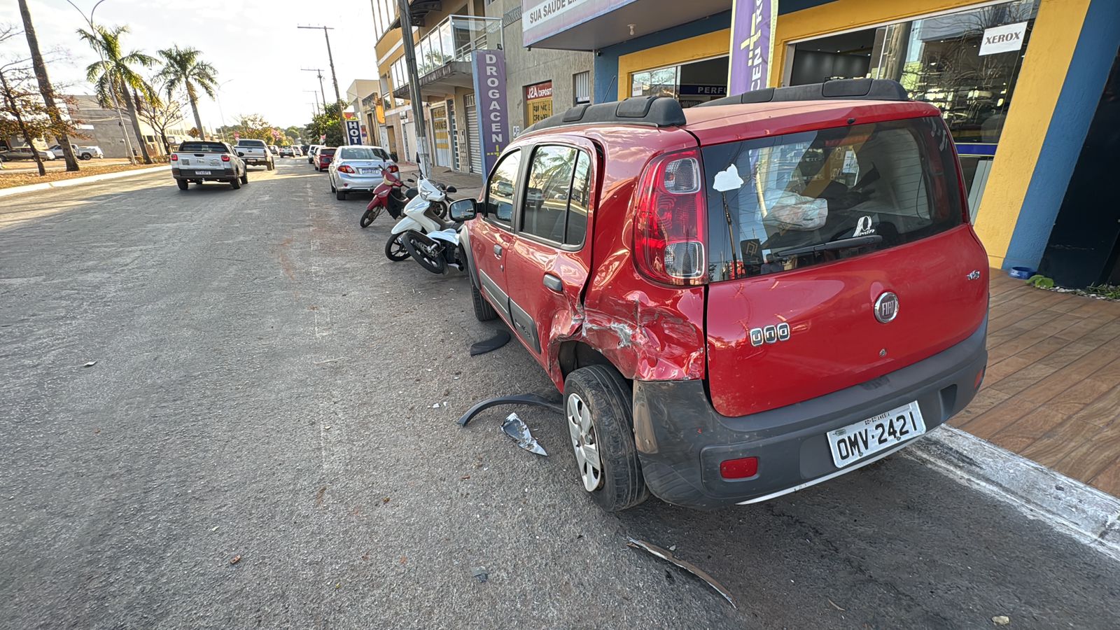 Acidente na Avenida Brasil danifica carro e três motos estacionadas no Centro de Goianésia
