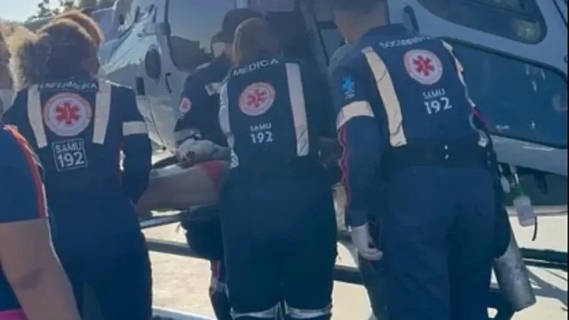 Motociclista é resgatado em estado grave após bater contra carro, em Aparecida