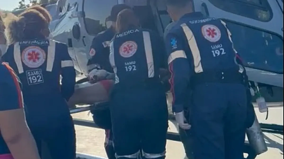 Motociclista é resgatado em estado grave após bater contra carro, em Aparecida