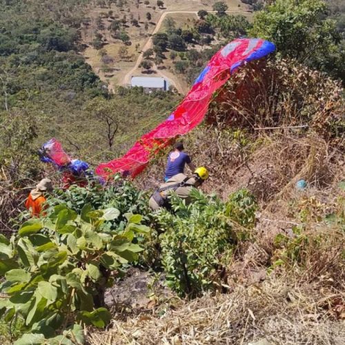 Queda de parapente deixa duas pessoas feridas durante evento na serra de Jaraguá