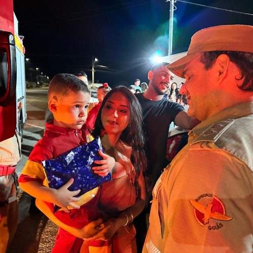 Bombeiros realizam sonho de aniversário de garoto fã da corporação em Goianésia