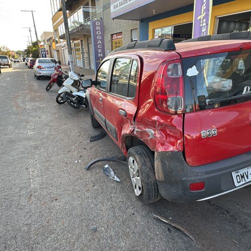 Acidente na Avenida Brasil danifica carro e três motos estacionadas no Centro de Goianésia