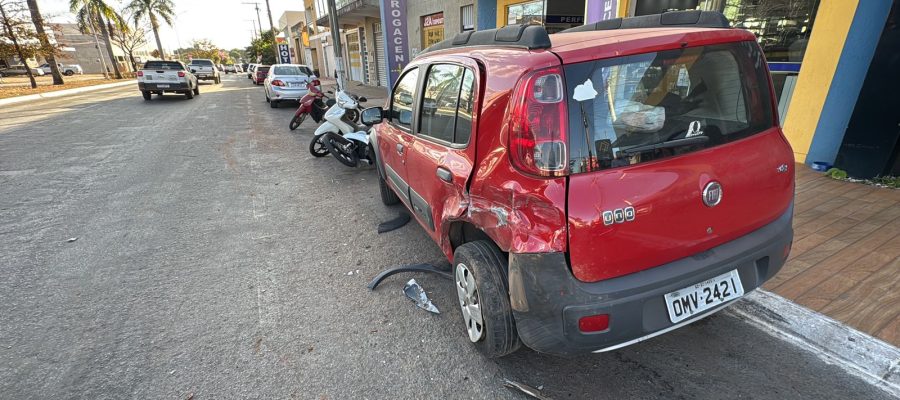 Acidente na Avenida Brasil danifica carro e três motos estacionadas no Centro de Goianésia