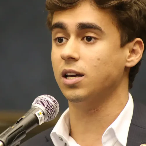 Nikolas desafia Alexandre de Morais e compara Bolsonaro a outros presos